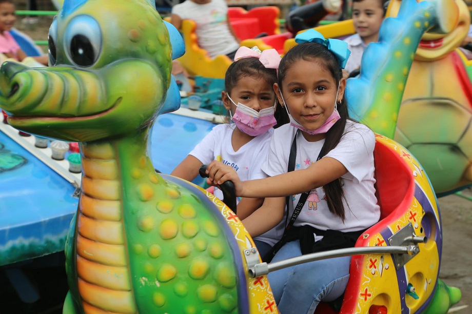 Más de 1,000 niños de escuelas públicas disfrutaron en los juegos mecánicos de manera gratuita 