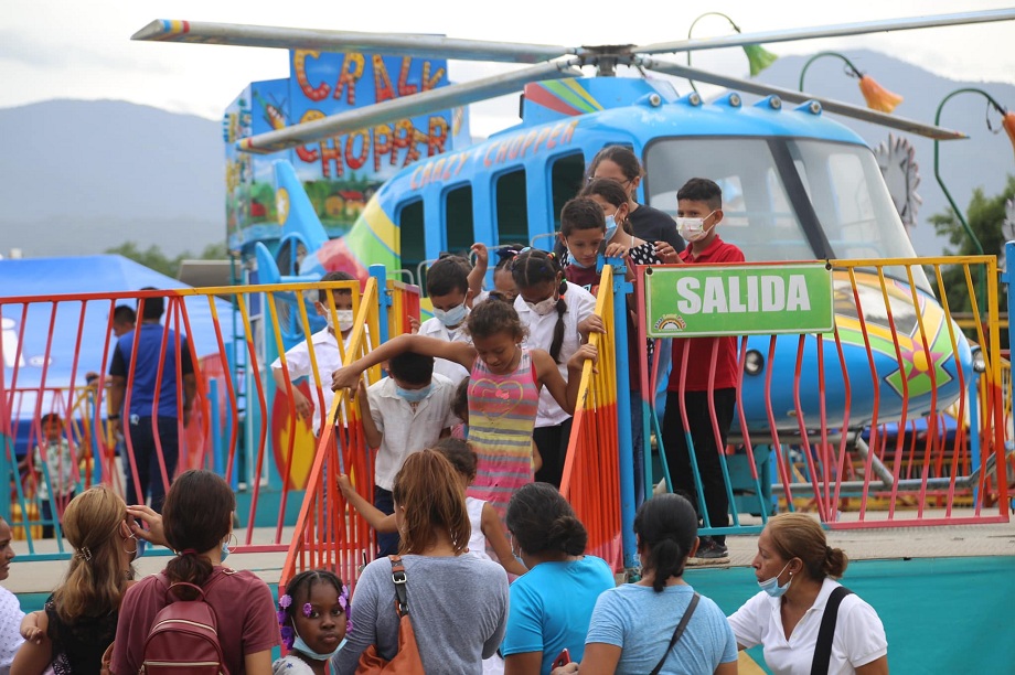 Más de 1,000 niños de escuelas públicas disfrutaron en los juegos mecánicos de manera gratuita 