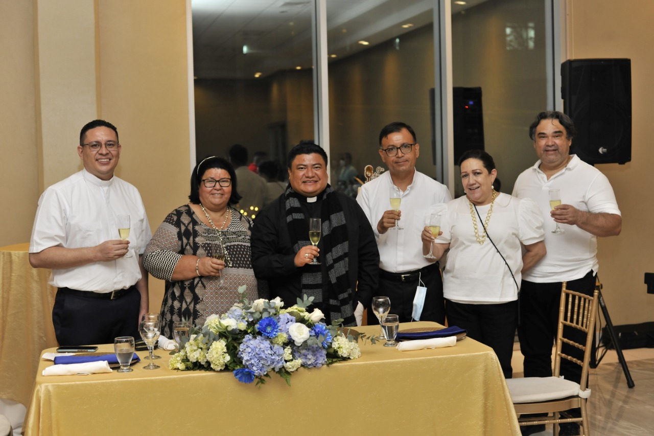 9 Aniversario de ordenación sacerdotal del padre Luis Amador