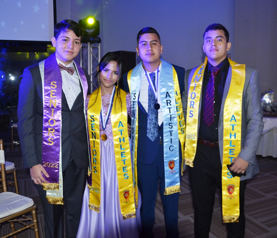 Con elegante gala graduados del Happy New Dawn celebran su triunfo académico