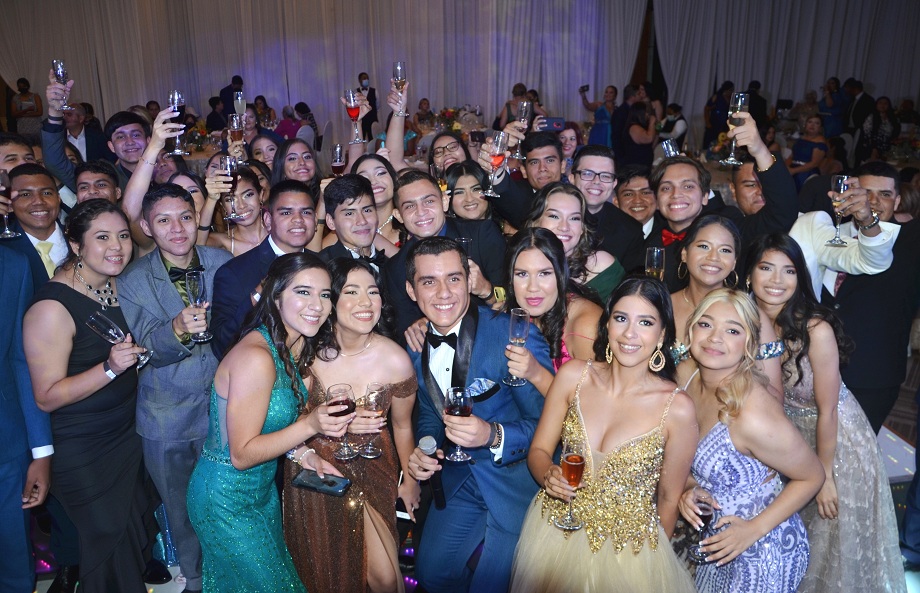 Entusiasmo y alegría en la gala de graduación de la Escuela MHOTIVO