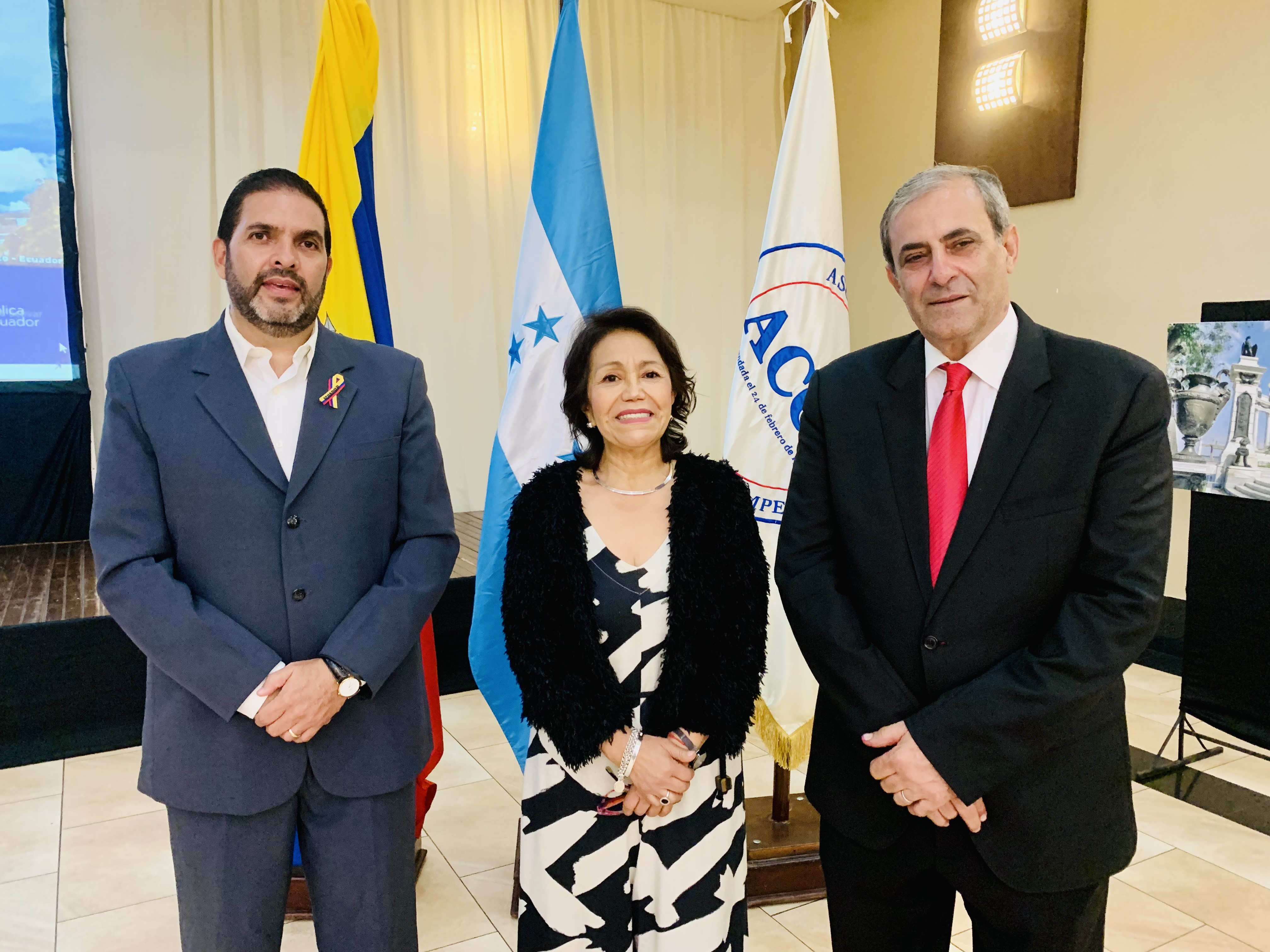Fraternal cóctel diplomático ofrece Consulado de Ecuador