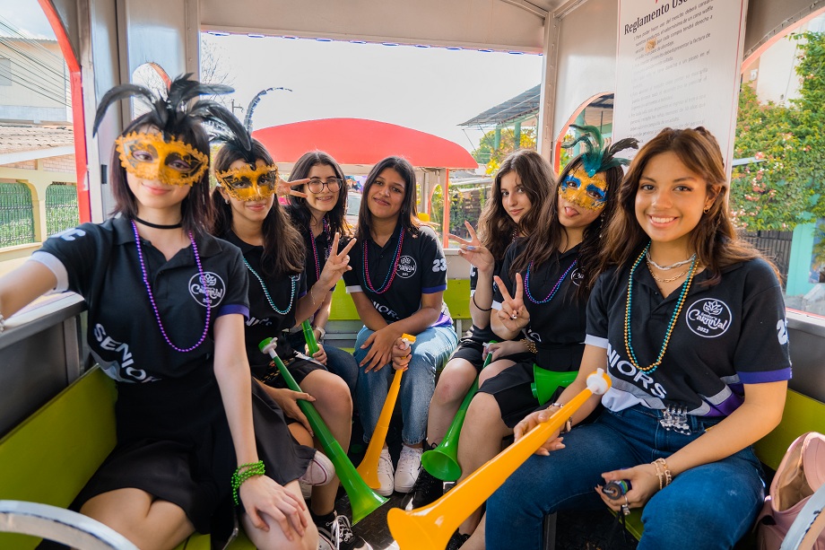 Seniors Entrance estilo carnavalesco protagoniza la Generación 2023 de la Escuela Bilingue Villas del Campo