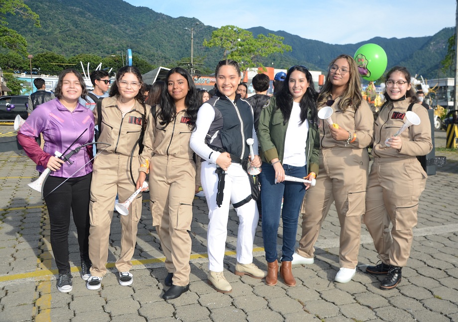 Hollywood inspiró la Seniors Entrance 2023 de la Agape Christian Academy