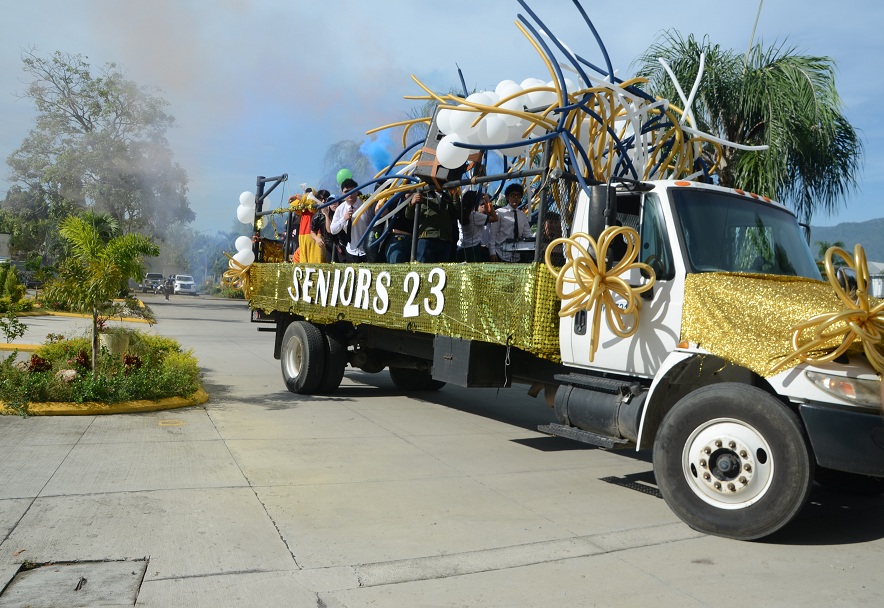 Hollywood inspiró la Seniors Entrance 2023 de la Agape Christian Academy