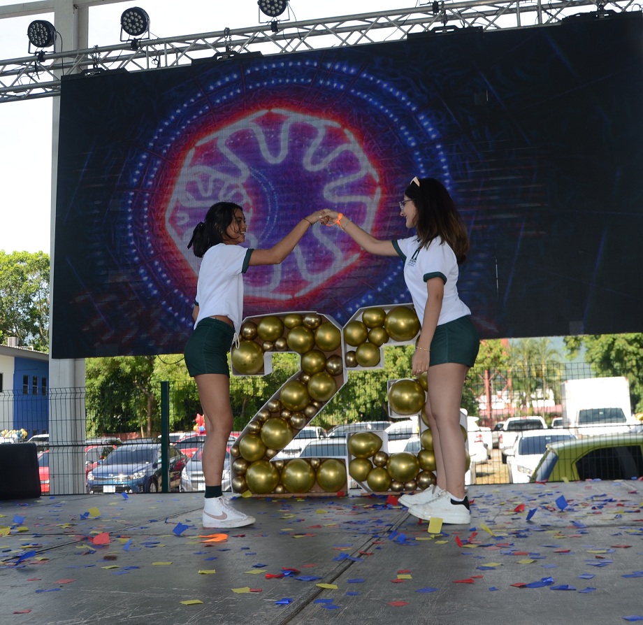 Hollywood inspiró la Seniors Entrance 2023 de la Agape Christian Academy