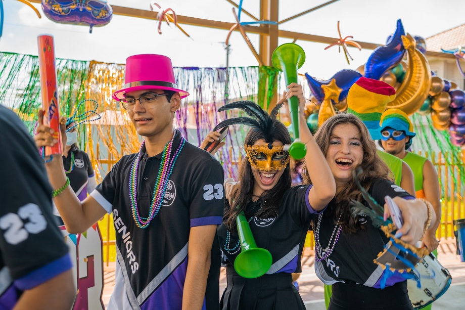 Seniors Entrance estilo carnavalesco protagoniza la Generación 2023 de la Escuela Bilingue Villas del Campo