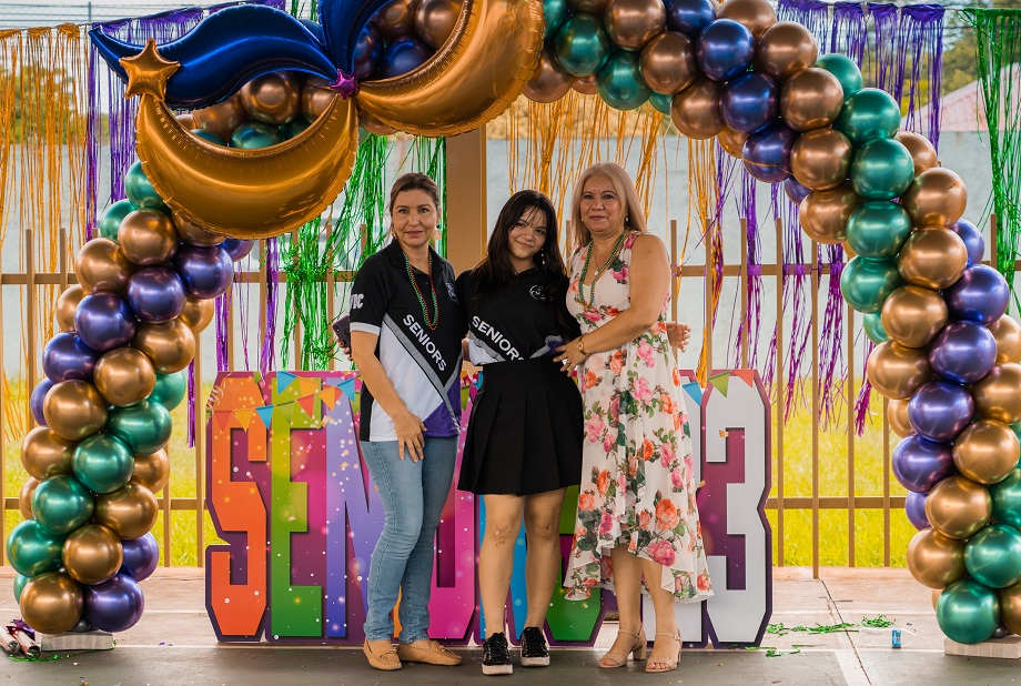 Seniors Entrance estilo carnavalesco protagoniza la Generación 2023 de la Escuela Bilingue Villas del Campo