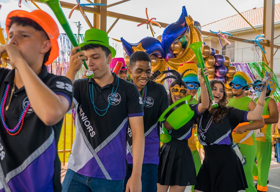 Seniors Entrance estilo carnavalesco protagoniza la Generación 2023 de la Escuela Villas del Campo