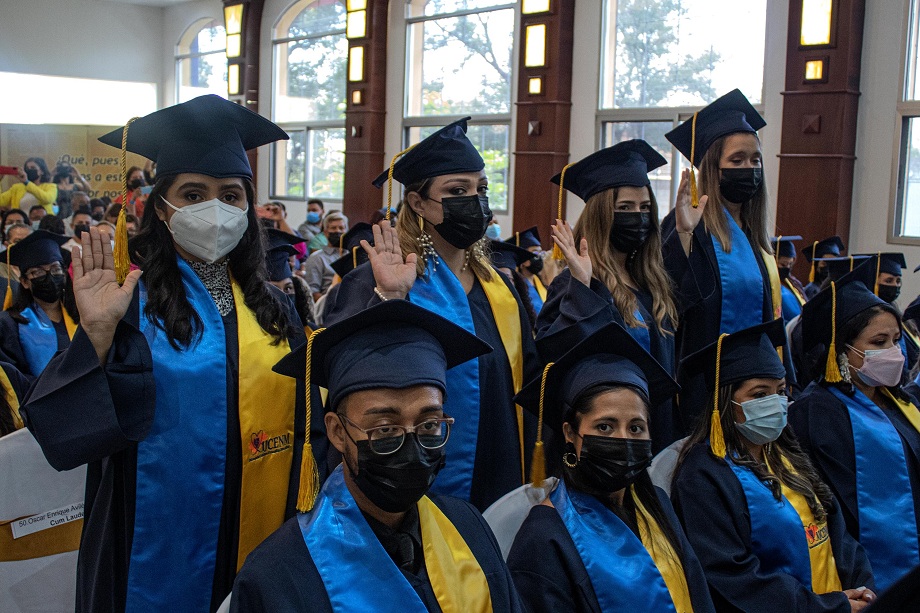 En un ambiente festivo la UCENM celebra su graduación 2022