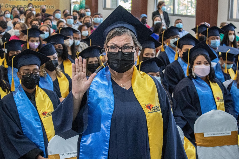 En un ambiente festivo la UCENM celebra su graduación 2022