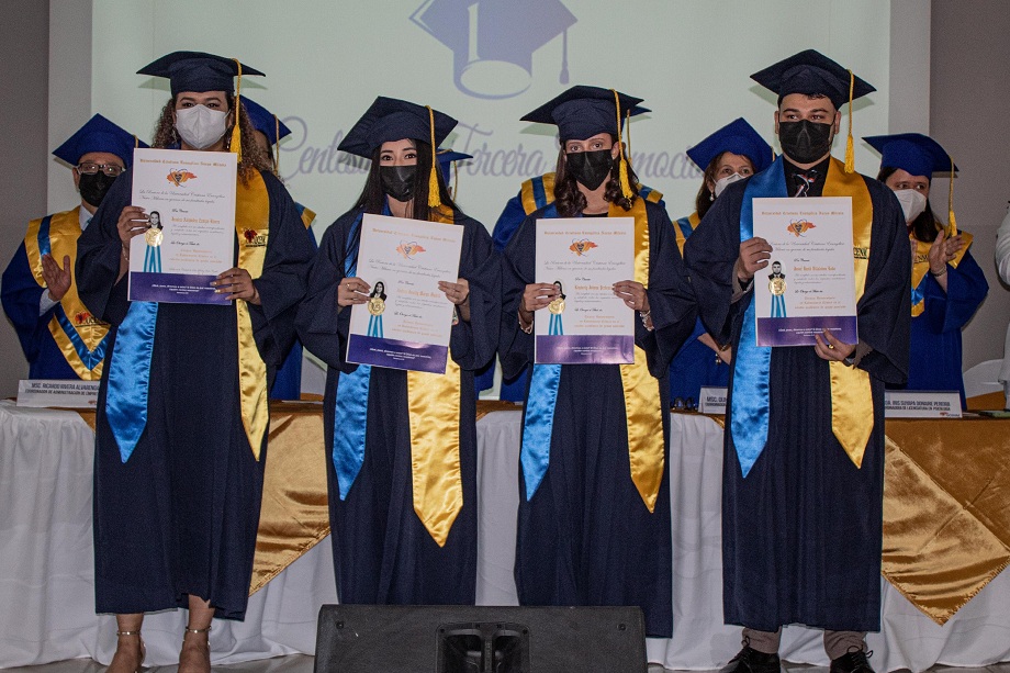 En un ambiente festivo la UCENM celebra su graduación 2022