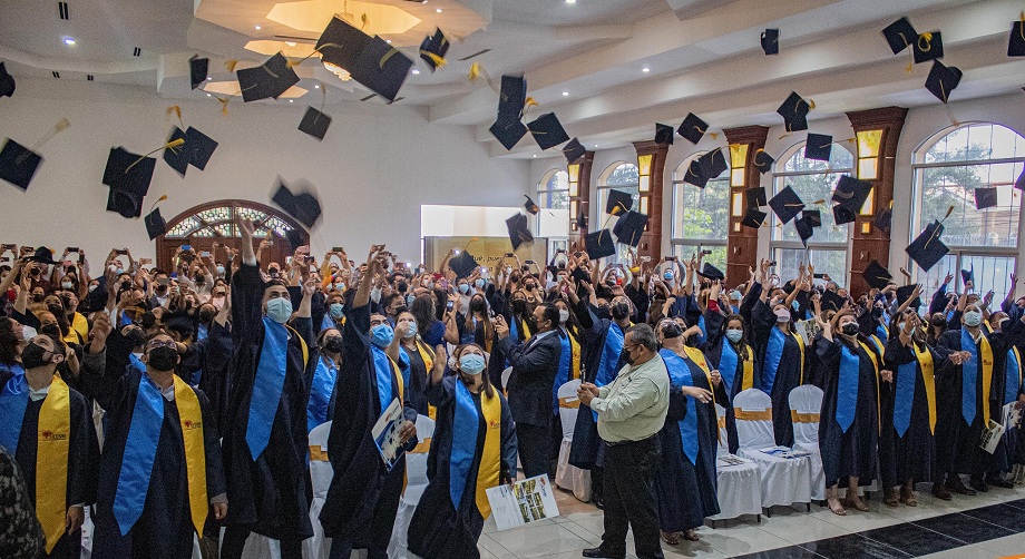 En un ambiente festivo la UCENM celebra su graduación 2022 en San Pedro Sula