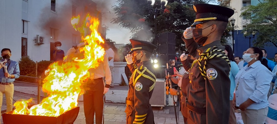 Fuerzas vivas de San Pedro Sula participan en ceremonia de incineración de la Bandera Nacional