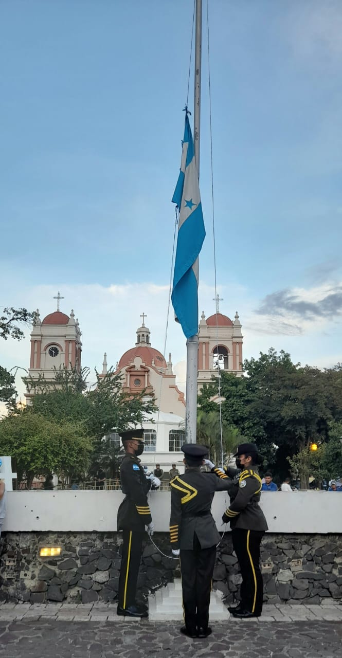 Fuerzas vivas de San Pedro Sula participan en ceremonia de incineración de la Bandera Nacional