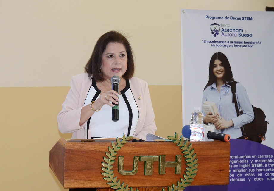 Lanzan programa de becas para mujeres hondureñas en carreras de ciencias y tecnología