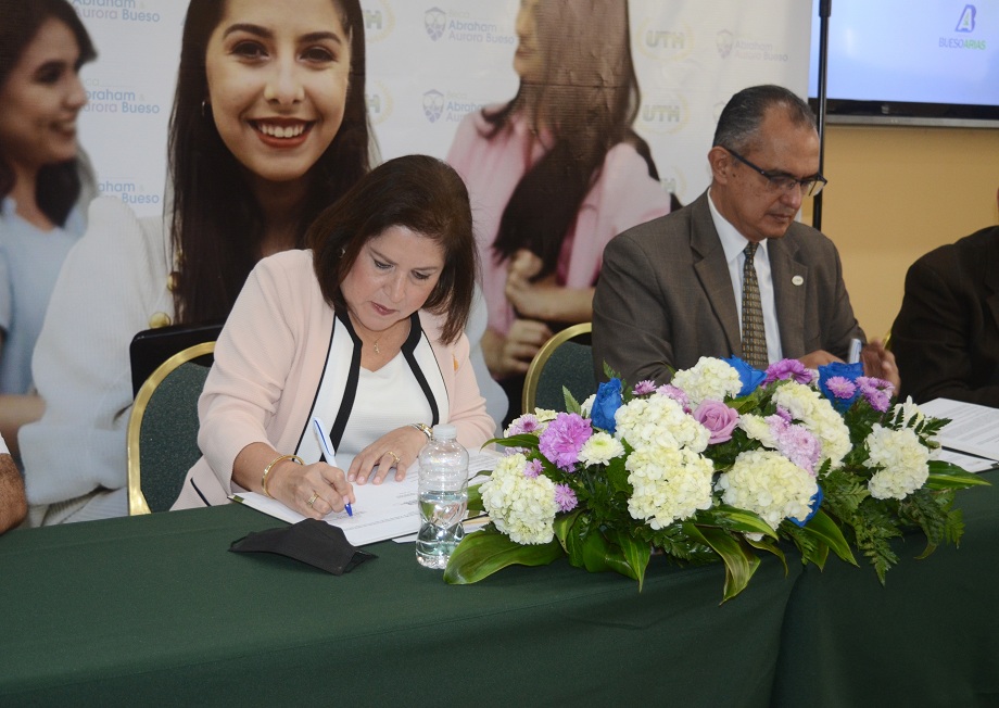 Lanzan programa de becas para mujeres hondureñas en carreras de ciencias y tecnología