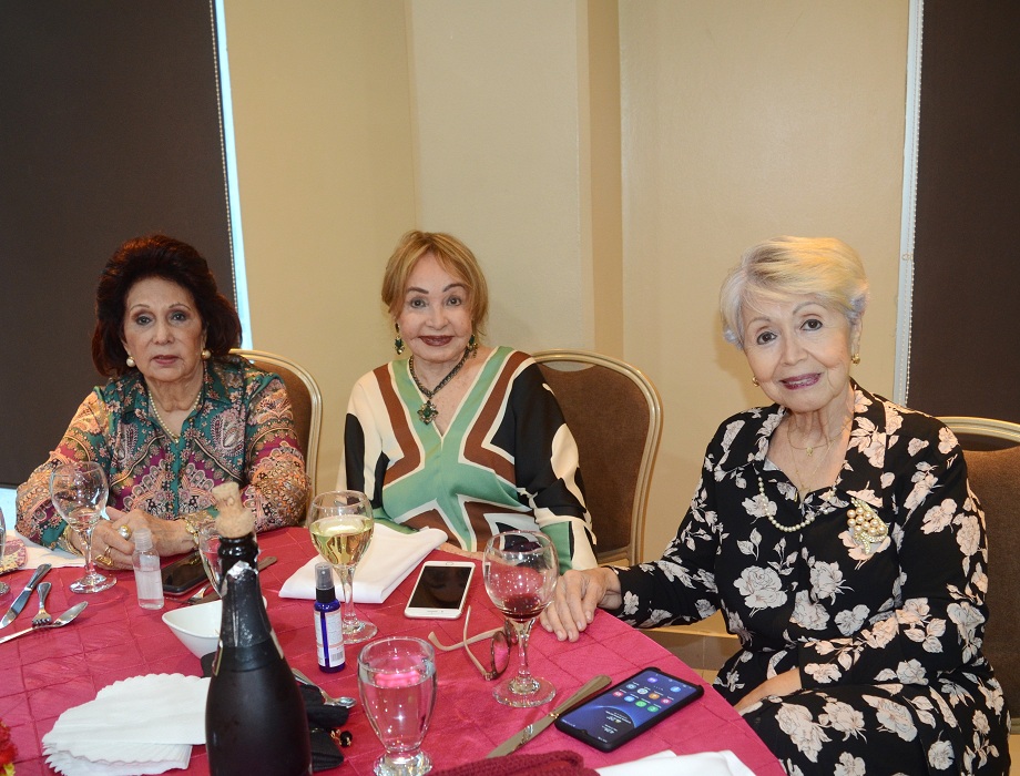 Socias de International Women Club brindan por la fraternidad 