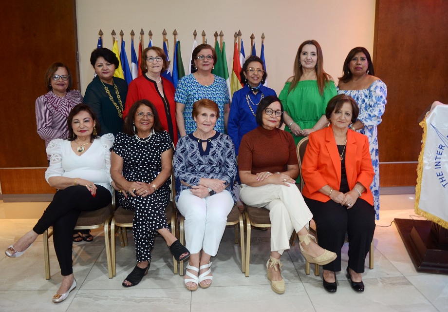 Socias de International Women Club brindan por la fraternidad 