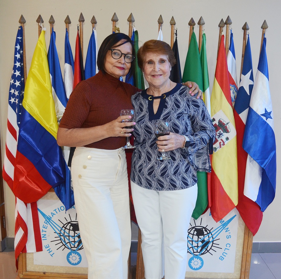 Socias de International Women Club brindan por la fraternidad 