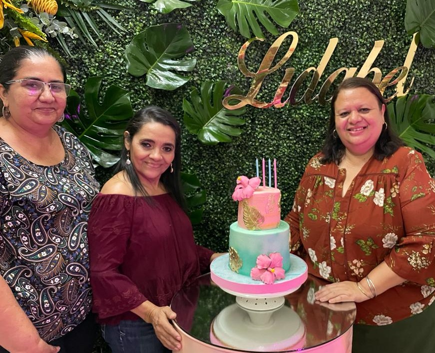 Ambiente tropical, cariño y mucha alegría para Lidabel de Mena en su cumpleaños