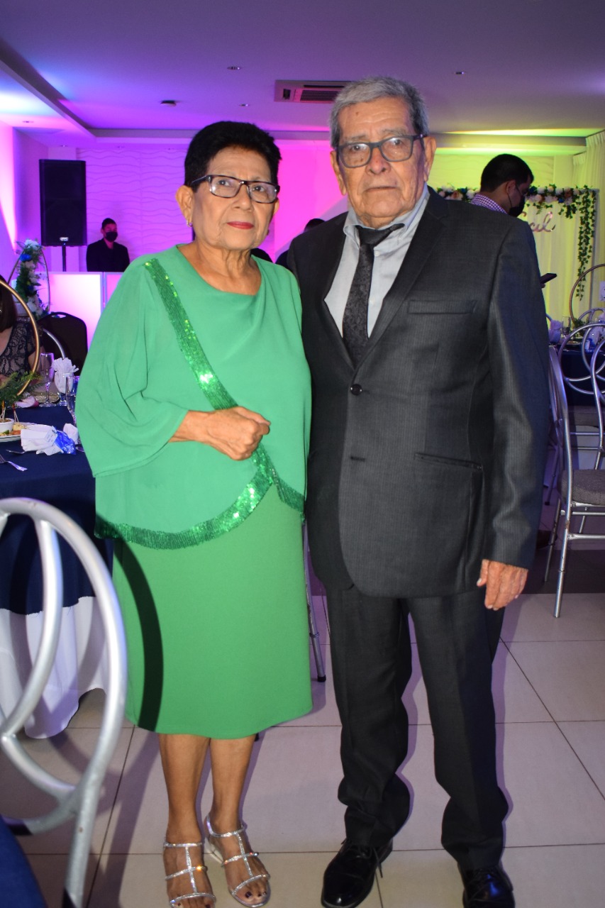 Salvador Alejandro Pineda y Cecil Jamileth Villalobos celebran su boda civil