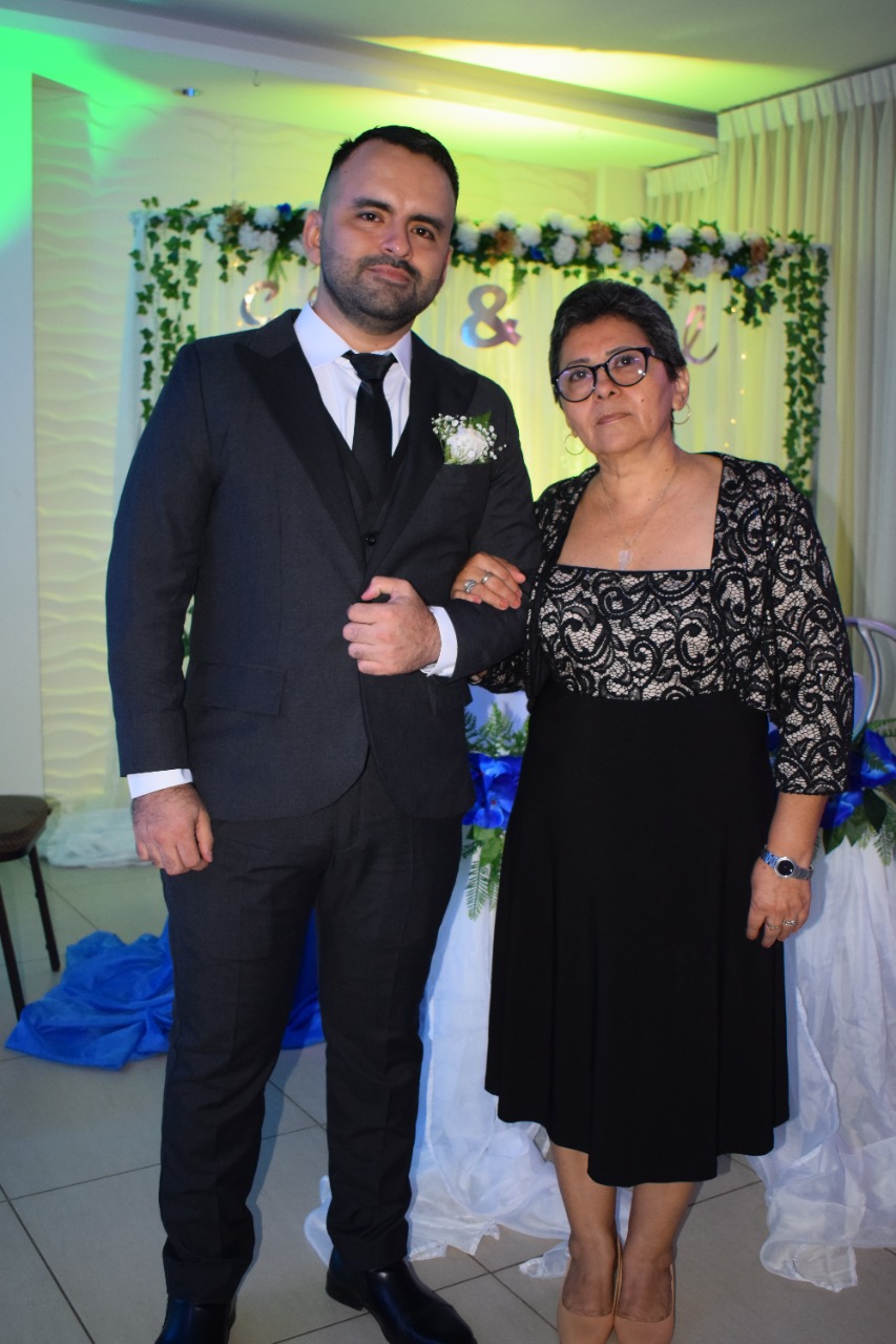 Salvador Alejandro Pineda y Cecil Jamileth Villalobos celebran su boda civil