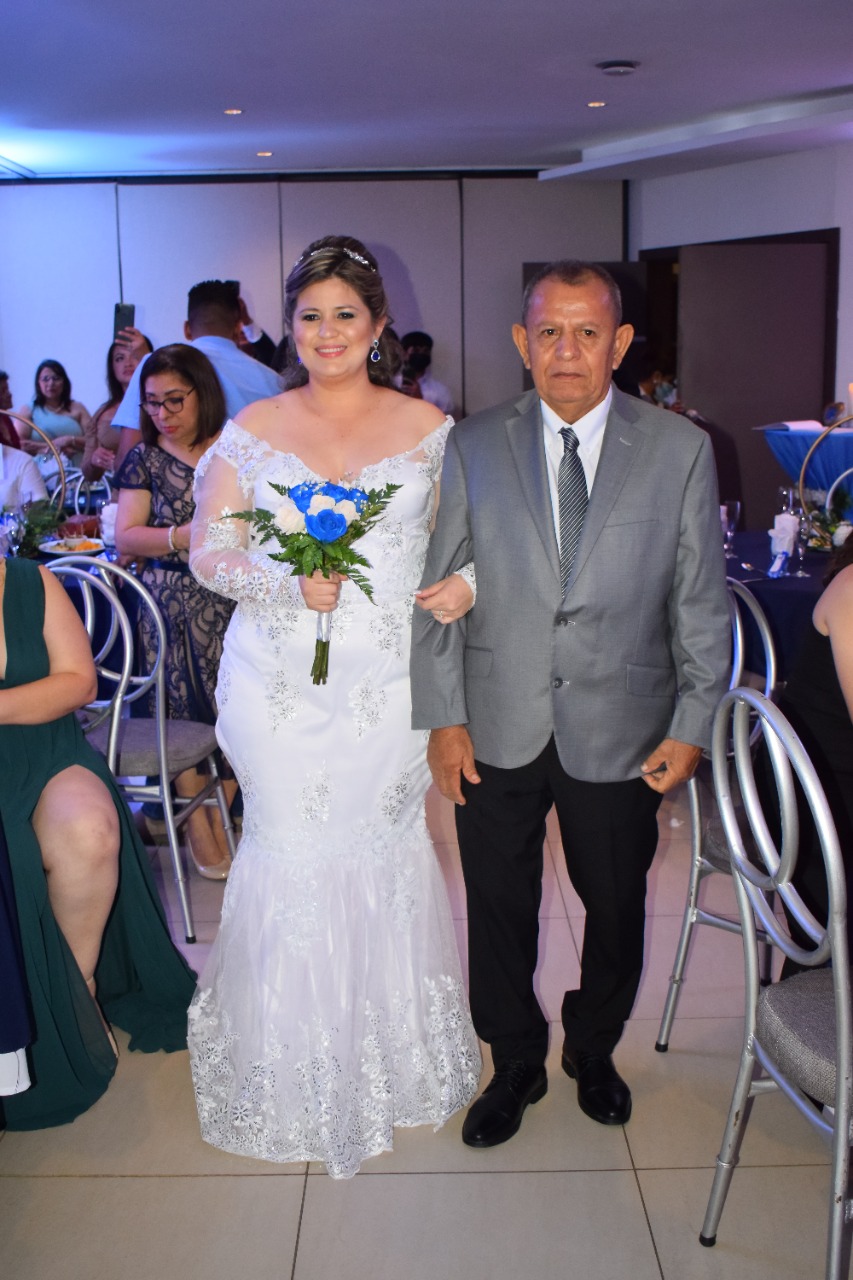 Salvador Alejandro Pineda y Cecil Jamileth Villalobos celebran su boda civil