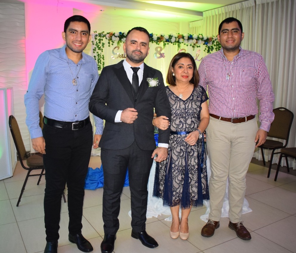 Salvador Alejandro Pineda y Cecil Jamileth Villalobos celebran su boda civil