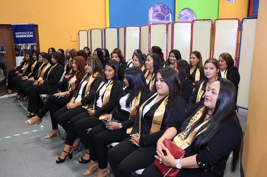 Ceremonia de graduación de 38 nuevas estilistas de la Academia de Belleza Canela y Miel