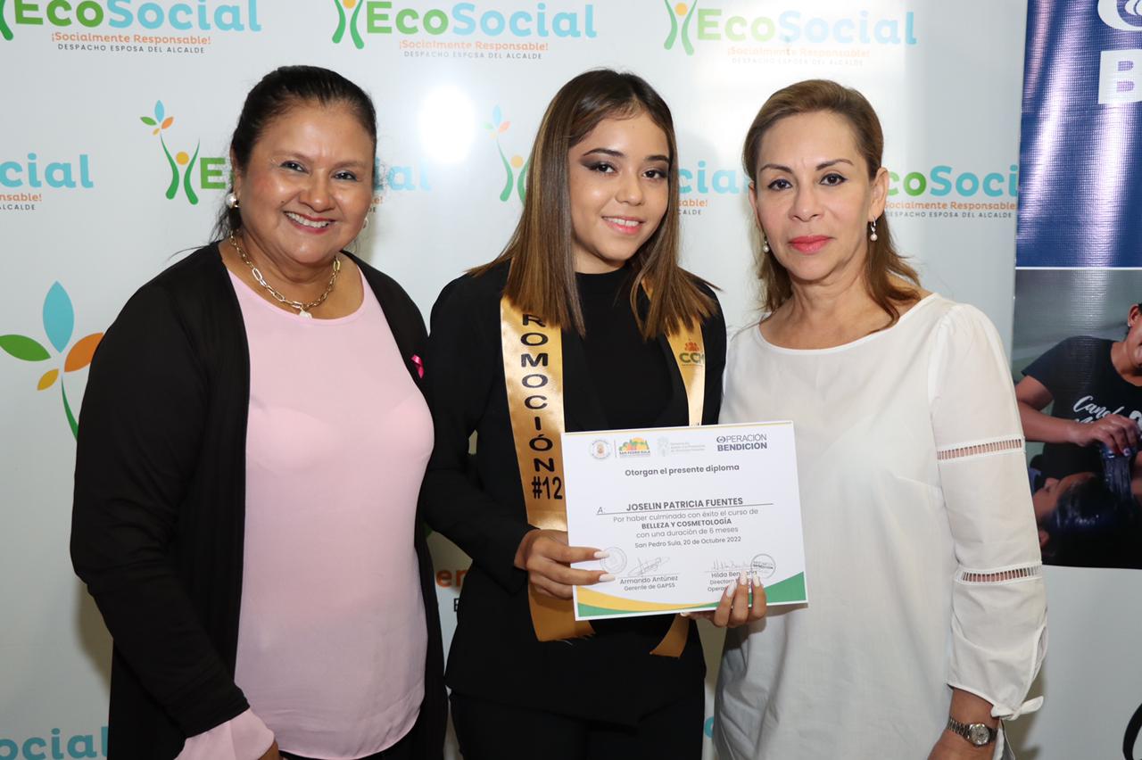 Ceremonia de graduación de 38 nuevas estilistas de la Academia de Belleza Canela y Miel