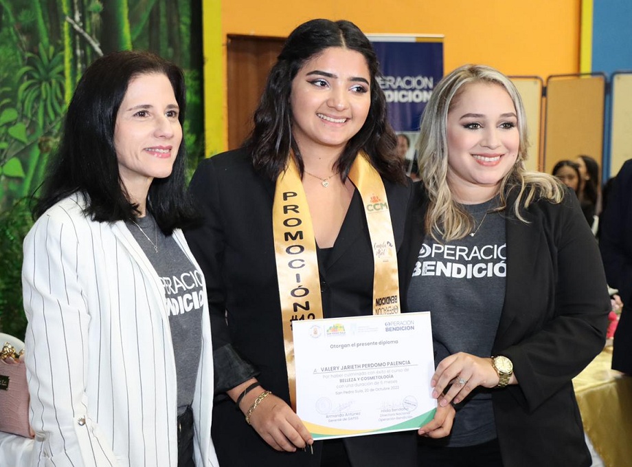 Ceremonia de graduación de 38 nuevas estilistas de la Academia de Belleza Canela y Miel