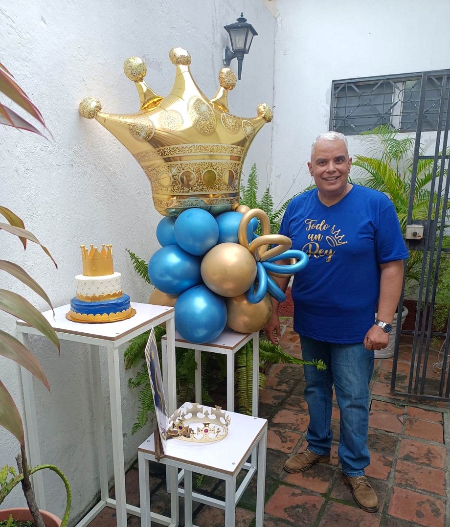Como todo un rey festejan a Sergio López Navarro por su cumpleaños 