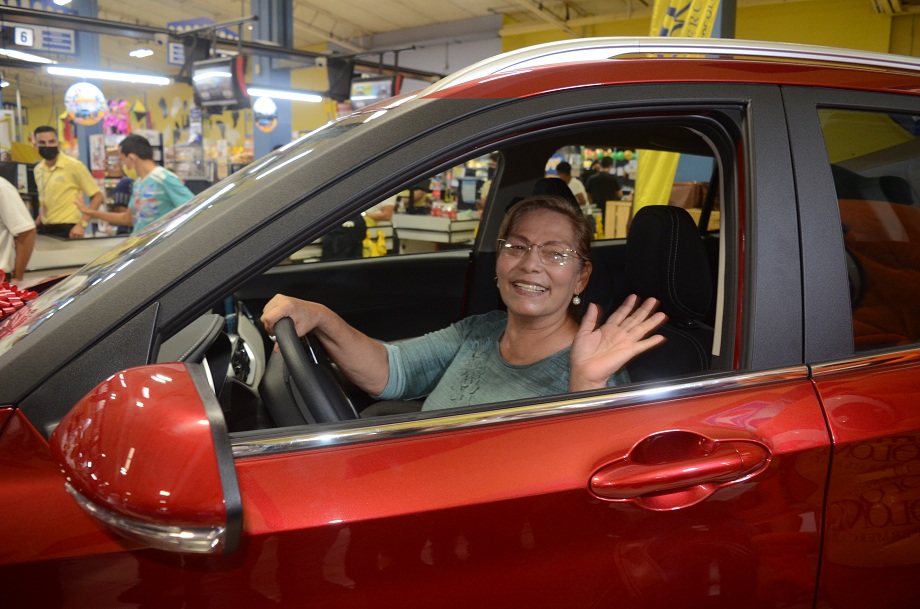 Supermercados Colonial realiza el sorteo de un Chevrolet Groove año 2022 de la promoción “Comprando y manejando”