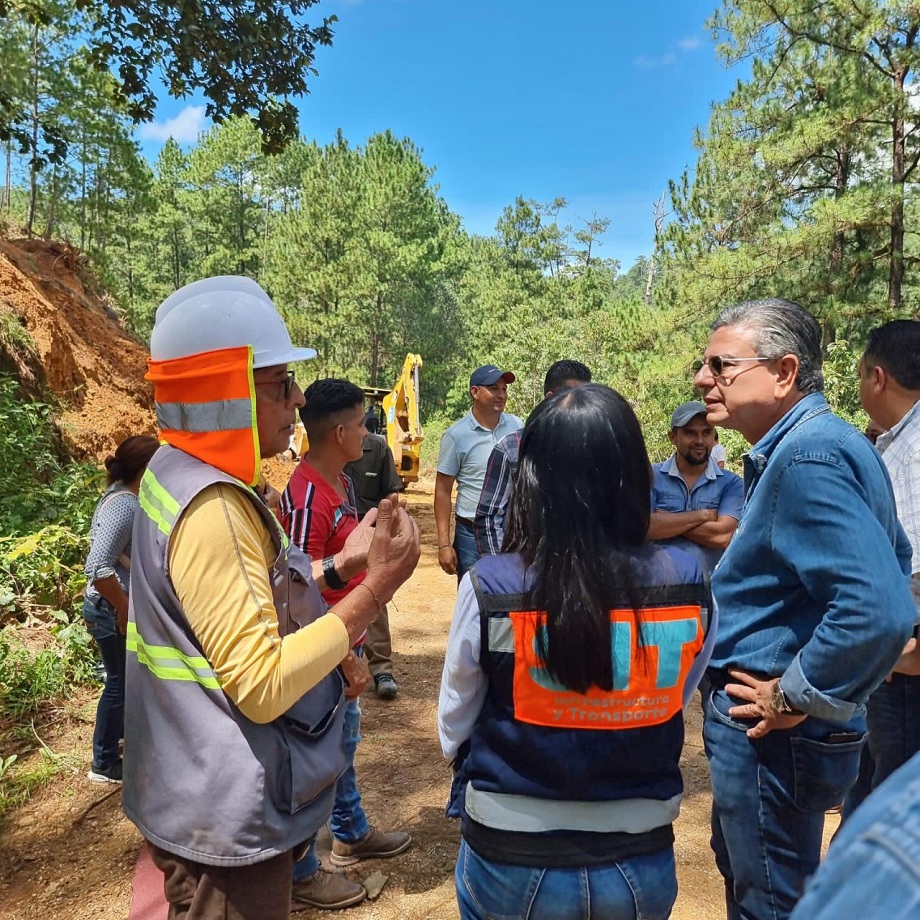 Tomás Vaquero supervisar labores de rehabilitación de vías de acceso a comunidades de Santa Bárbara