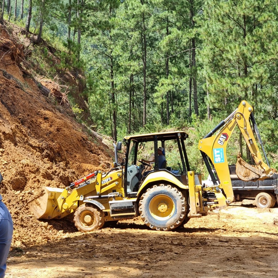 Tomás Vaquero supervisar labores de rehabilitación de vías de acceso a comunidades de Santa Bárbara