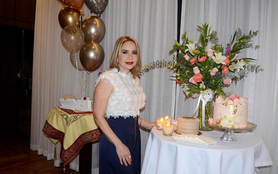 Celebrando el cumpleaños de Doris de Barrosse