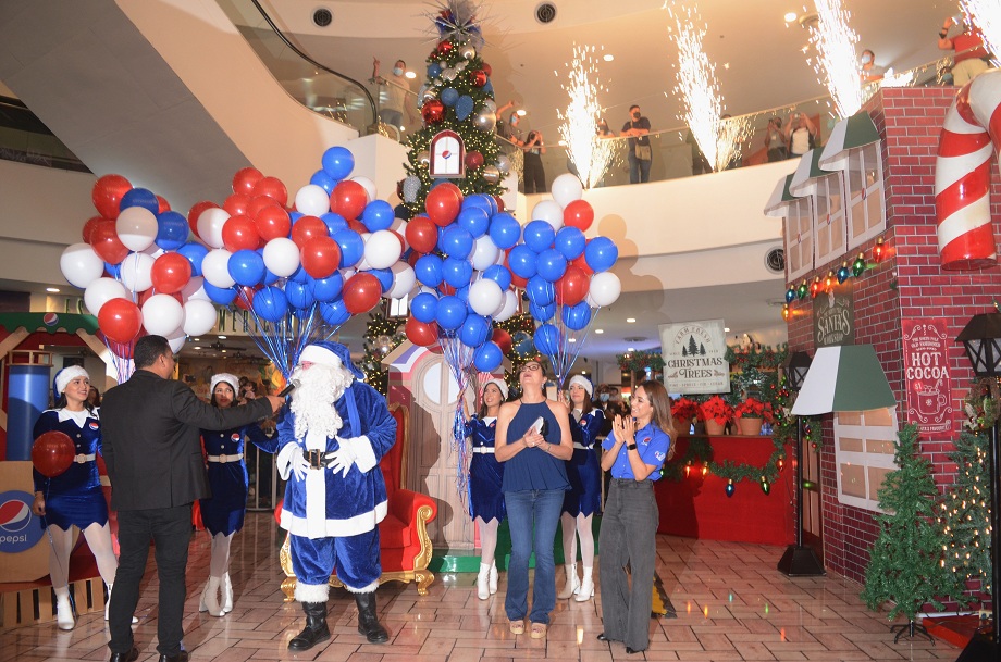 En un ambiente de alegría, Pepsi ilumina la Villa navideña en Mall Galerías del Valle