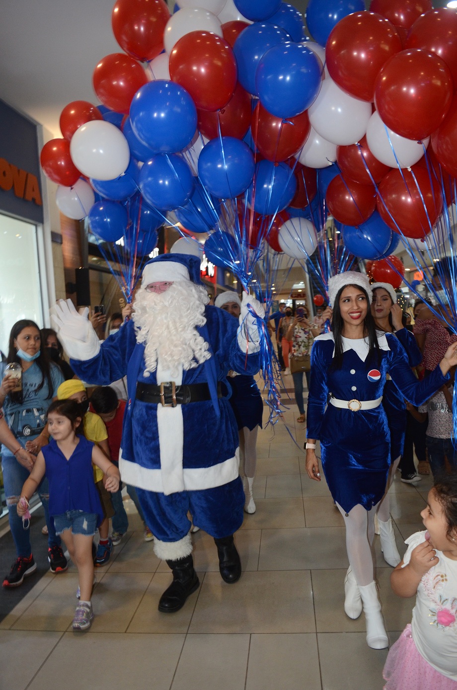 En un ambiente de alegría, Pepsi ilumina la Villa navideña en Mall Galerías del Valle