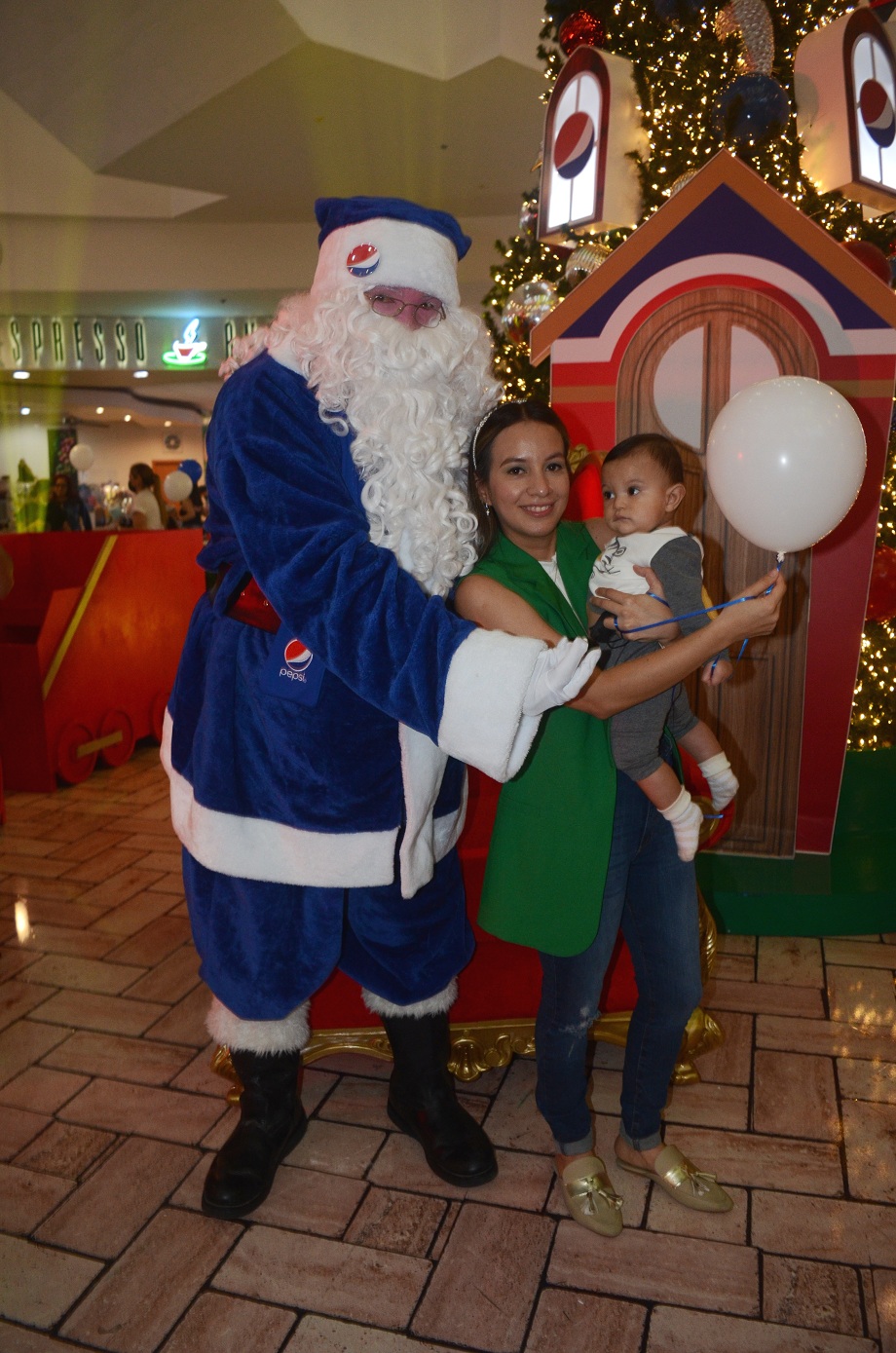 En un ambiente de alegría, Pepsi ilumina la Villa navideña en Mall Galerías del Valle