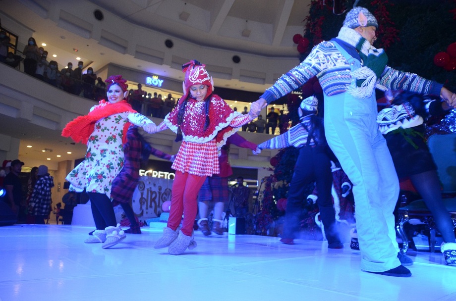 Multiplaza le da la bienvenida a la Navidad con espectacular show de música y luces