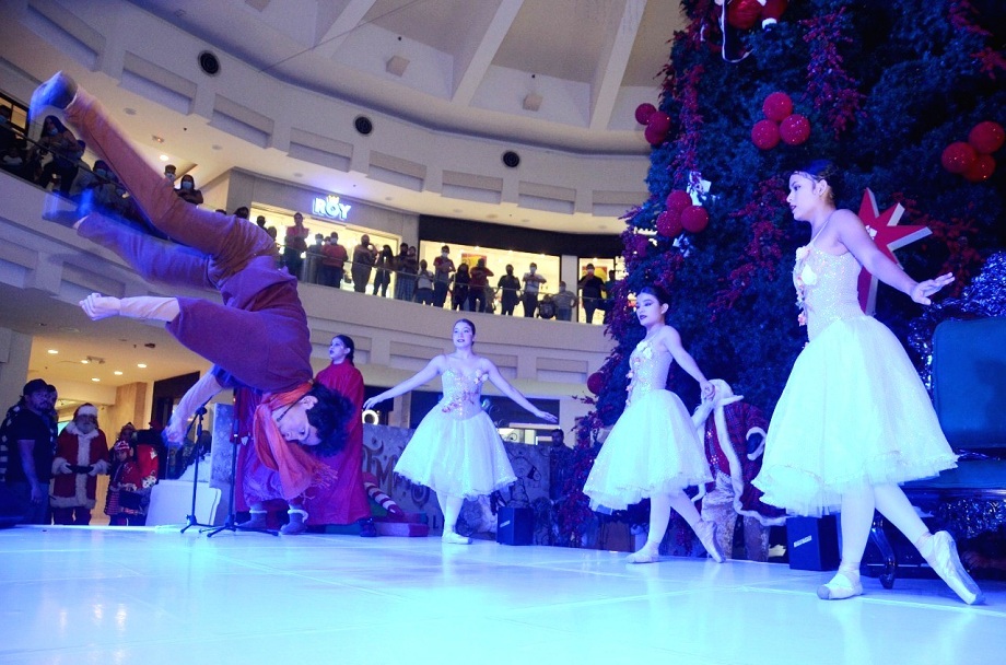 Multiplaza le da la bienvenida a la Navidad con espectacular show de música y luces