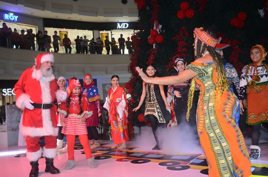 Multiplaza le da la bienvenida a la Navidad con espectacular show de música y luces