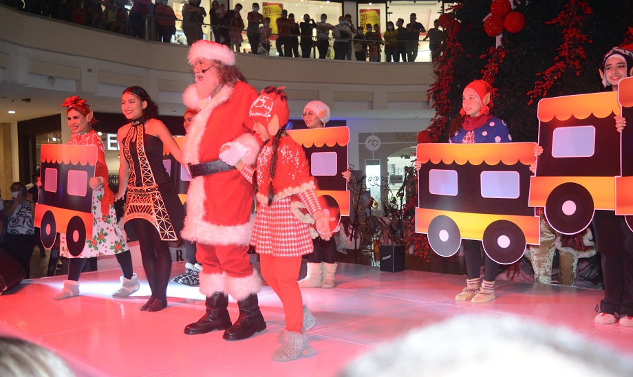 Multiplaza le da la bienvenida a la Navidad con espectacular show de música y luces