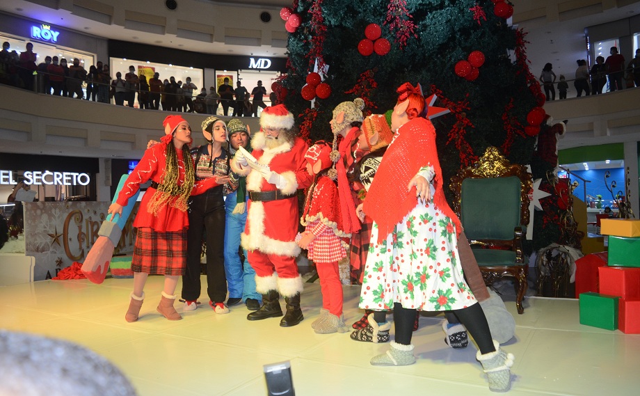 Multiplaza le da la bienvenida a la Navidad con espectacular show de música y luces