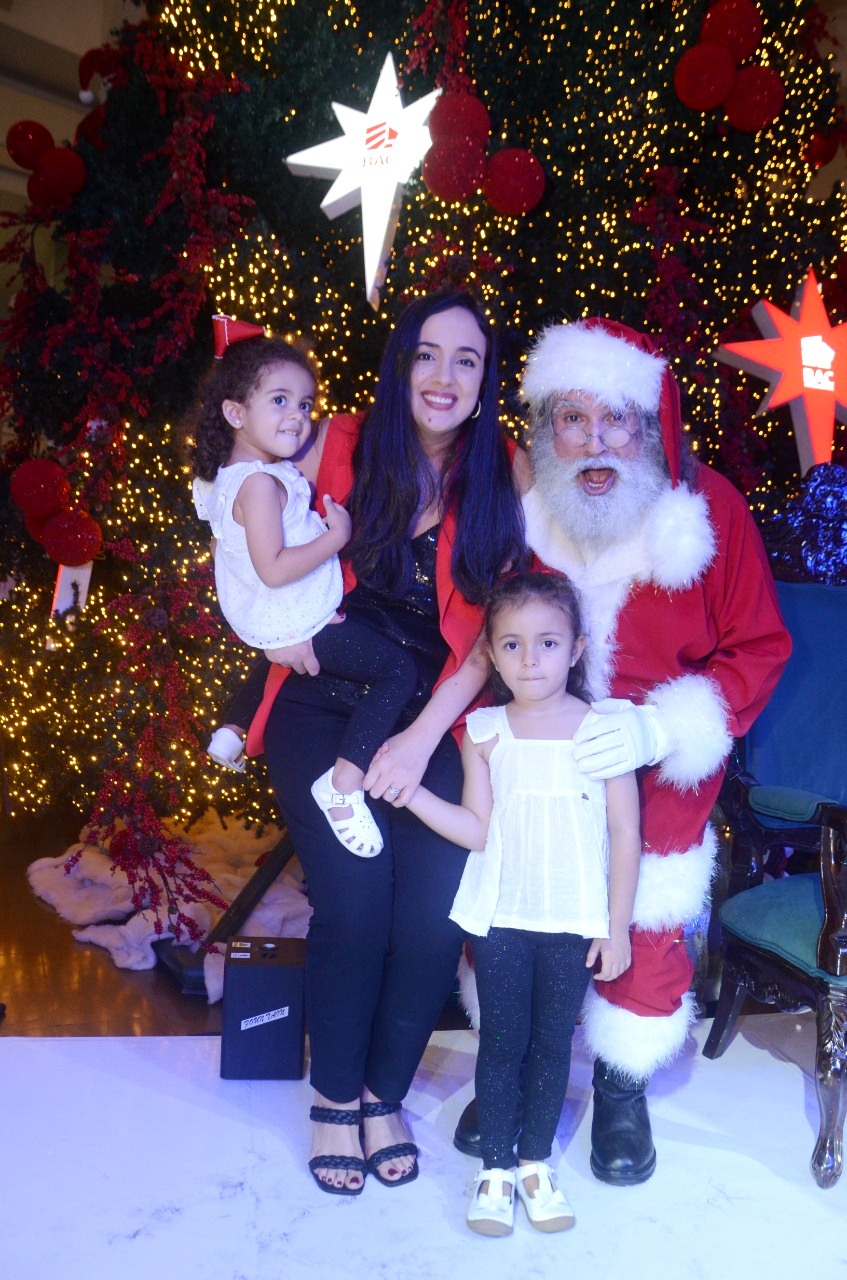 Multiplaza le da la bienvenida a la Navidad con espectacular show de música y luces