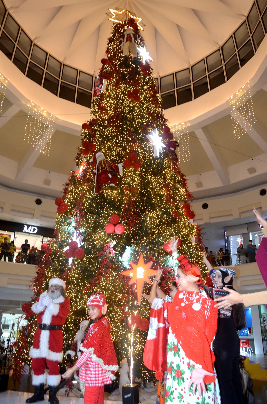 Multiplaza le da la bienvenida a la Navidad con espectacular show de música y luces