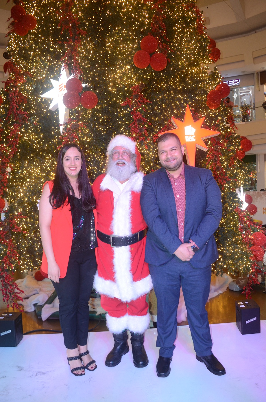 Multiplaza le da la bienvenida a la Navidad con espectacular show de música y luces