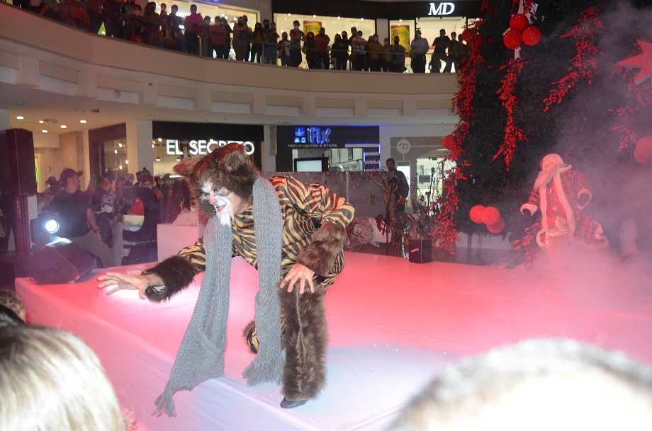 Multiplaza le da la bienvenida a la Navidad con espectacular show de música y luces