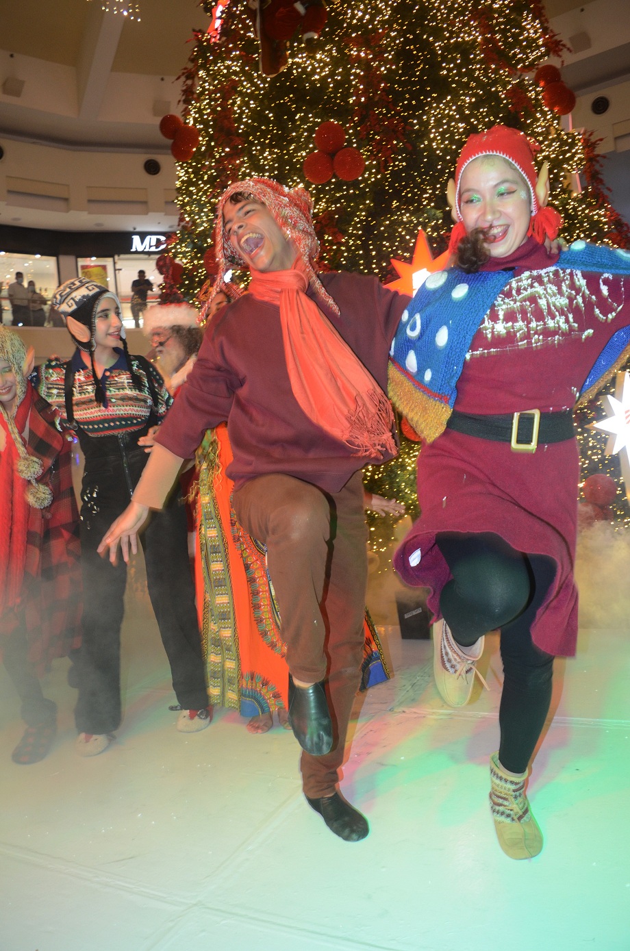 Multiplaza le da la bienvenida a la Navidad con espectacular show de música y luces